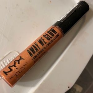 NYXNEW AWAY WE GLOW .22OZ LQHIGHLIGHTER roseQUARTz